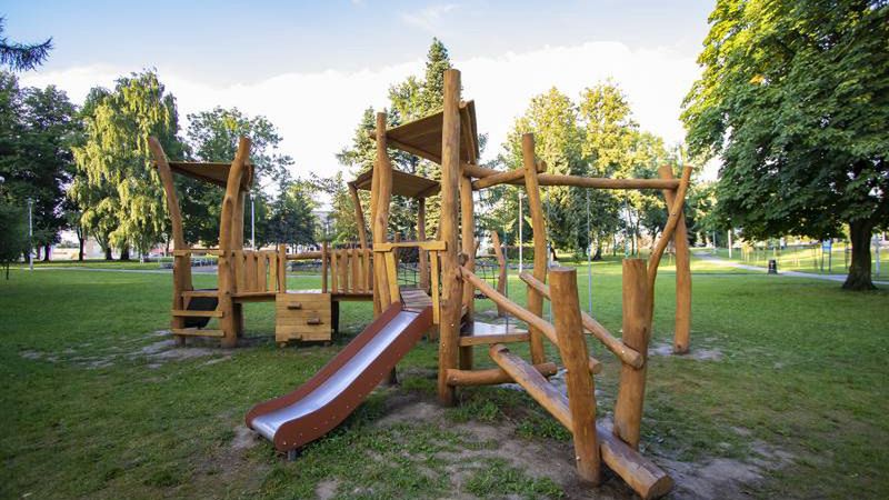 Tychy. Plac zabaw został wykonany z drewna 