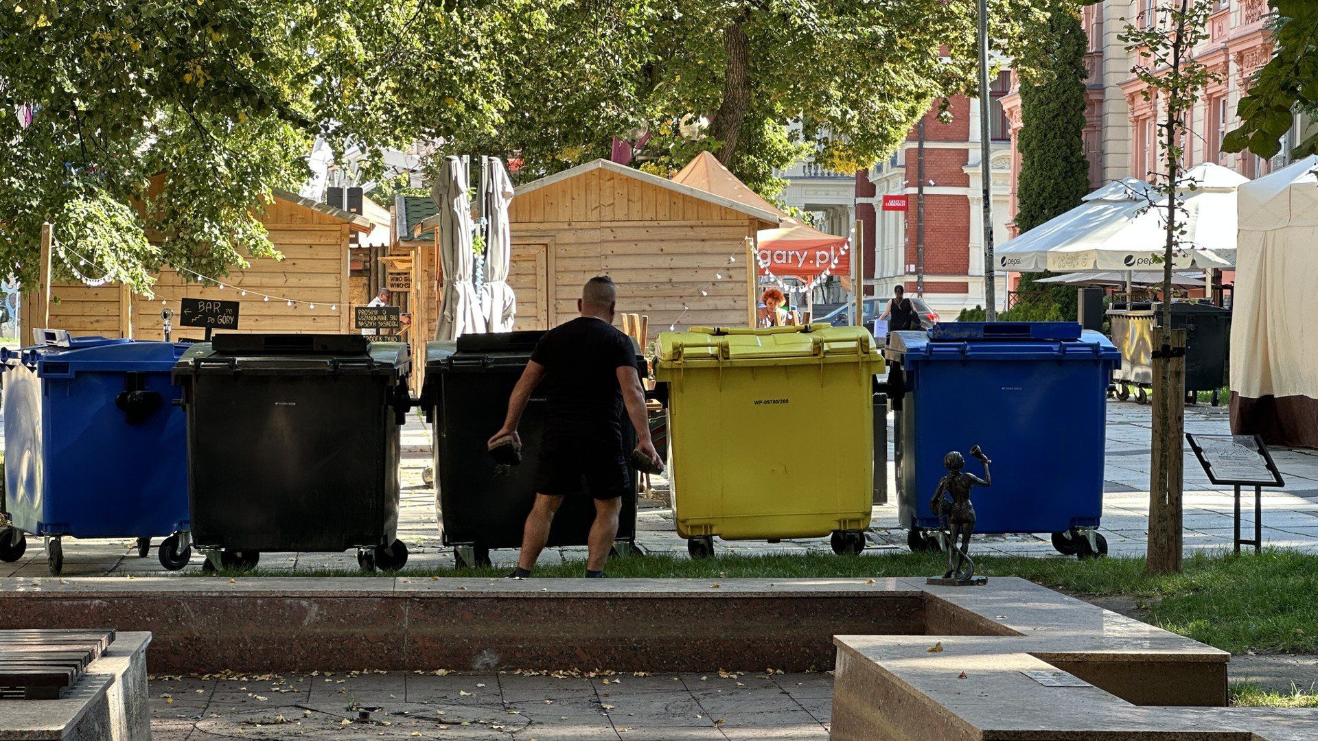 08.09.2023. ZIELONA GORA DNI ZIELONEJ GORY WINOBRANIE 2023 SWIETO MIASTA PRZYGOTOWANIA KOSZ KOSZE SMIECI KUBEL KONTENER
 FOT. MARIUSZ KAPALA / GAZETA LUBUSKA / POLSKA PRESS