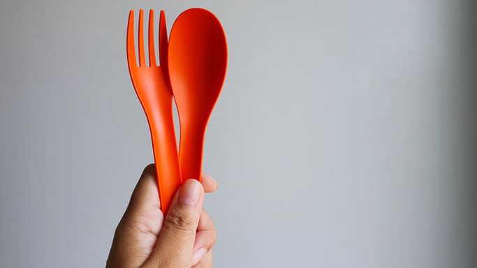 Koilonychia to choroba, która sprawia, że paznokcie przypominają kształtem łyżeczkę.