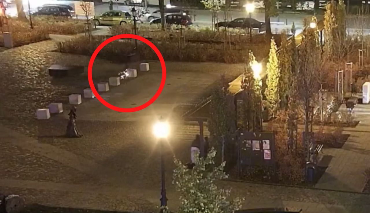 Dwie młode osoby na hulajnodze. Fatalny finał. Wszystko się nagrało