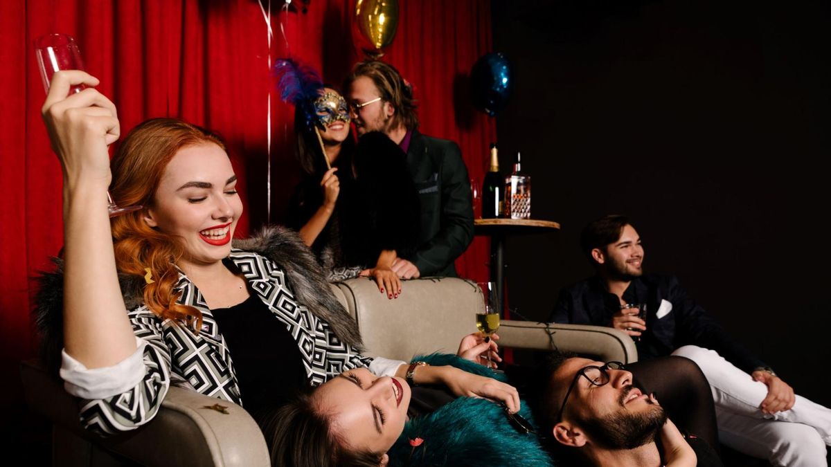 Swingersi są to osoby wymieniające się partnerami seksualnymi, za zgodą i często z aktywnym udziałem stałego partnera.