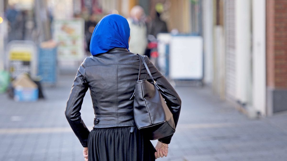 Hidżab, tradycyjna husta, którą muzułmanki zakrywają głowę i włosy, ale twarz pozostaje odsłonięta. 