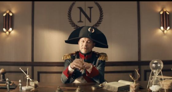 Braciak jako Napoleon odwrócił negatywny trend wizerunkowy Carrefoura, ale nie pasuje do promocji zdrowej żywności