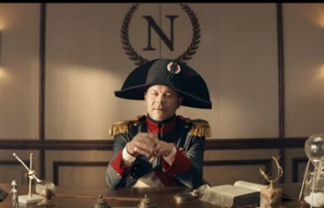 Braciak jako Napoleon odwrócił negatywny trend wizerunkowy Carrefoura, ale nie pasuje do promocji zdrowej żywności