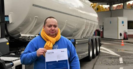Wystawił fakturę Sasinowi. Na 35 mln zł