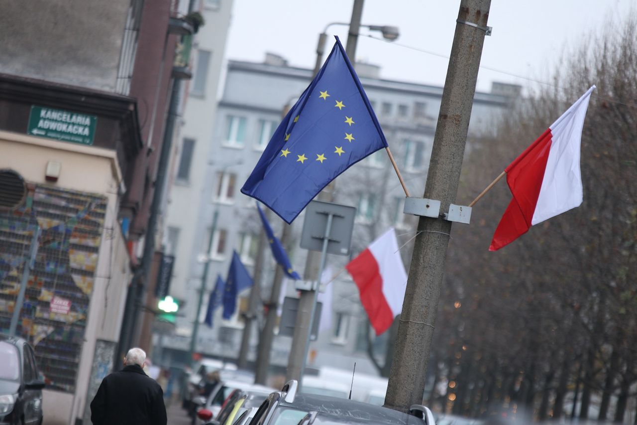 Na ulicach Sosnowca zawisły flagi Unii Europejskiej.