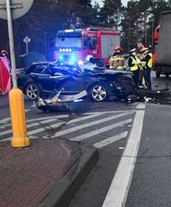 Mercedes wbił się w ciężarówkę. Nastolatka zginęła na miejscu