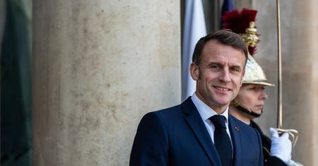 Macron boi się upadku rządu? Pałac Elizejski dementuje
