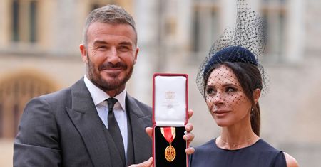 David Beckham już kiedyś uważał, że NALEŻY MU SIĘ order. Tak wtedy pisał o rodzinie królewskiej: "NIEWDZIĘCZNE C*PY"