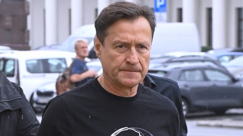 Jacek Kawalec założył koszulkę z czaszką.