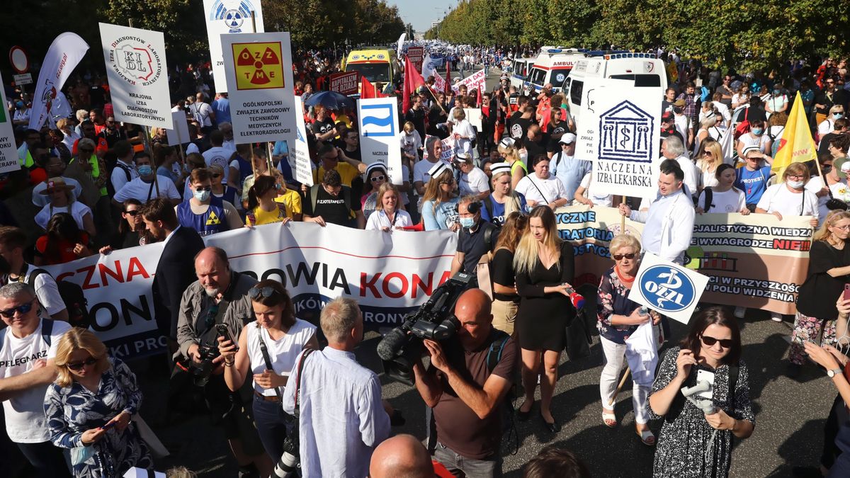 protestuj�cyWarszawa, 11.09.2021. Protest pracownik�w ochrony zdrowia w Warszawie, 11 bm. Organizatorem protestu jest Komitet Protestacyjno-Strajkowy Pracownik�w Ochrony Zdrowia. (aldg) PAP/Tomasz GzellTomasz Gzellbia�y personel, manifestacja, manifestuj�cy, medycy, medyczni, ochrona, piel�gniarki, protestuj�cy, przemarsz, ratownicy, s�u�ba, s�u�by, strajk, zdrowia