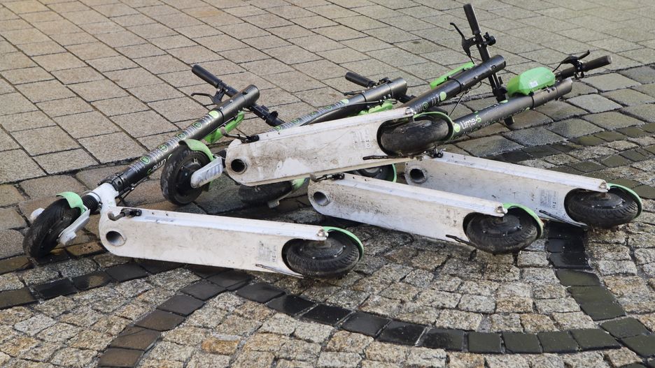 Warszawa. Niebezpieczne zdarzenie drogowe z udziałem pijanej osoby na hulajnodze
