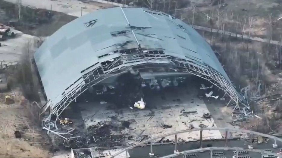 Hangar ze zniszczonym samolotem