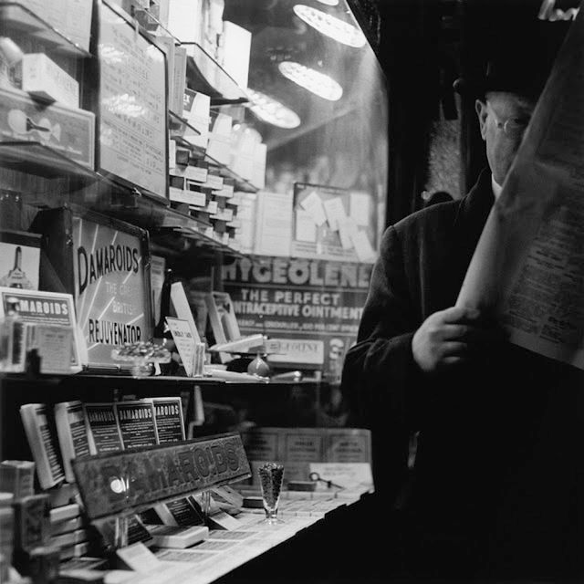 Mocne, czarno-białe fotografie uliczne z Londynu lat 30. i 40. 16