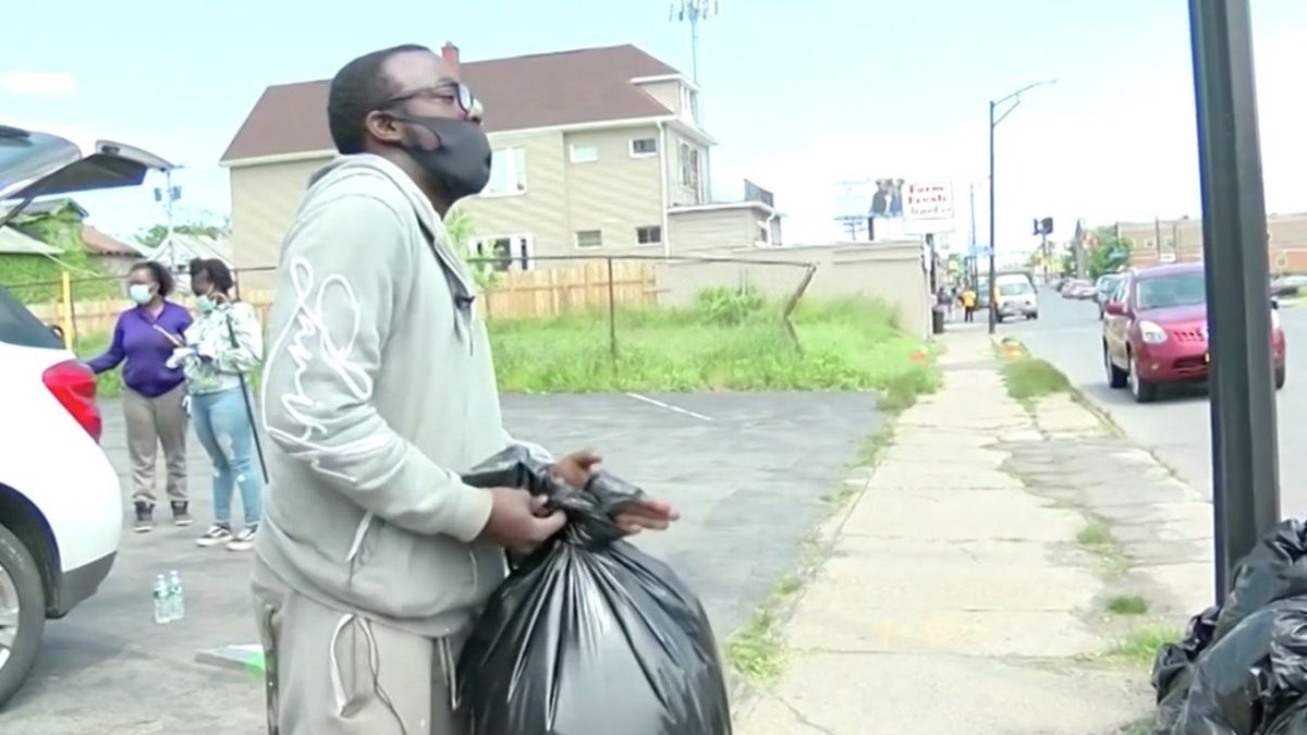 Antonio Gwynn Jr. sprzątający ulice po protestach