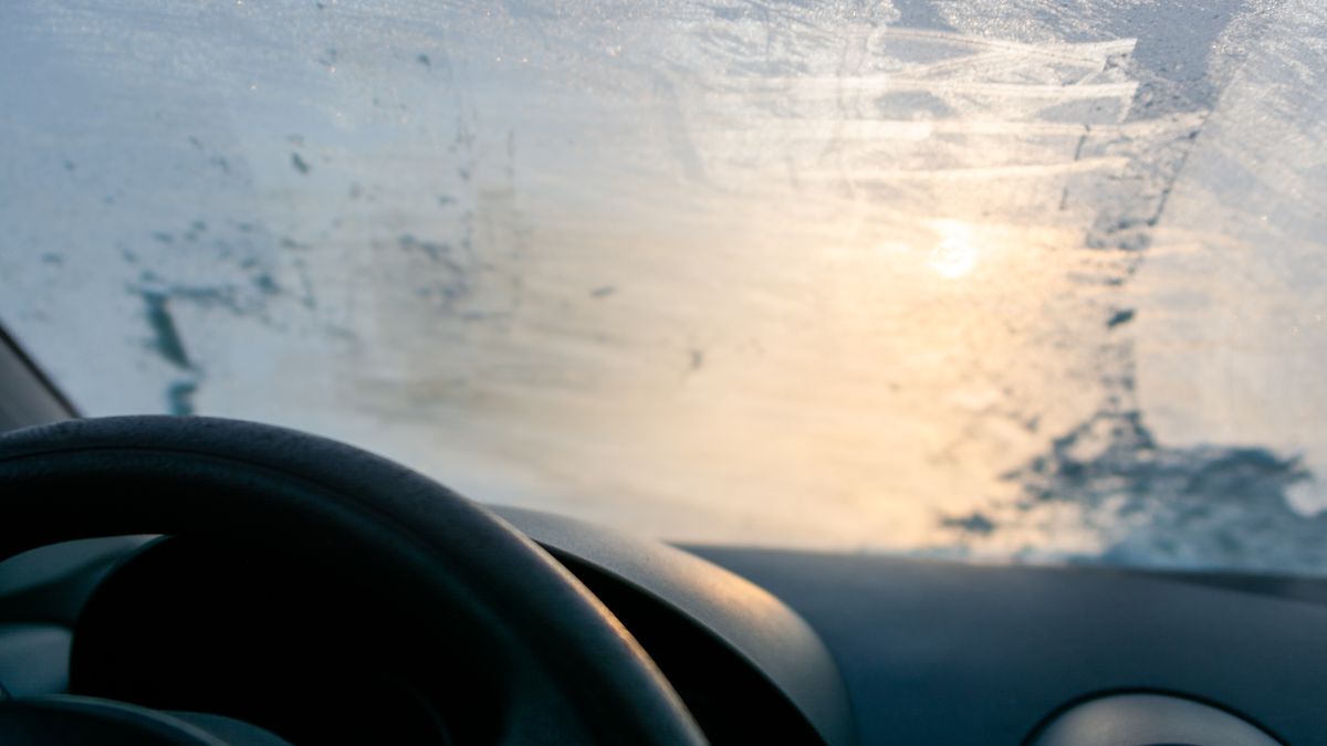 Dlaczego szyby w aucie zamarzają od środka?