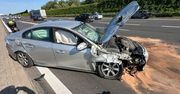 Groźne zderzenie na trasie S2. Volvo przewinęło się przez dach
