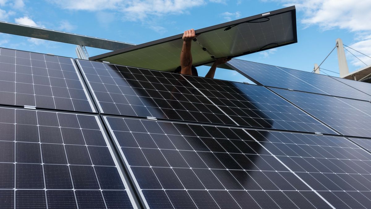 Budowa naziemnej instalacji fotowoltaicznej
24.09.2022 Lubin , n/z budowa naziemnej instalacji fotowoltaicznej  fot. P.Dziurman/REPORTER
PIOTR DZIURMAN/REPORTER