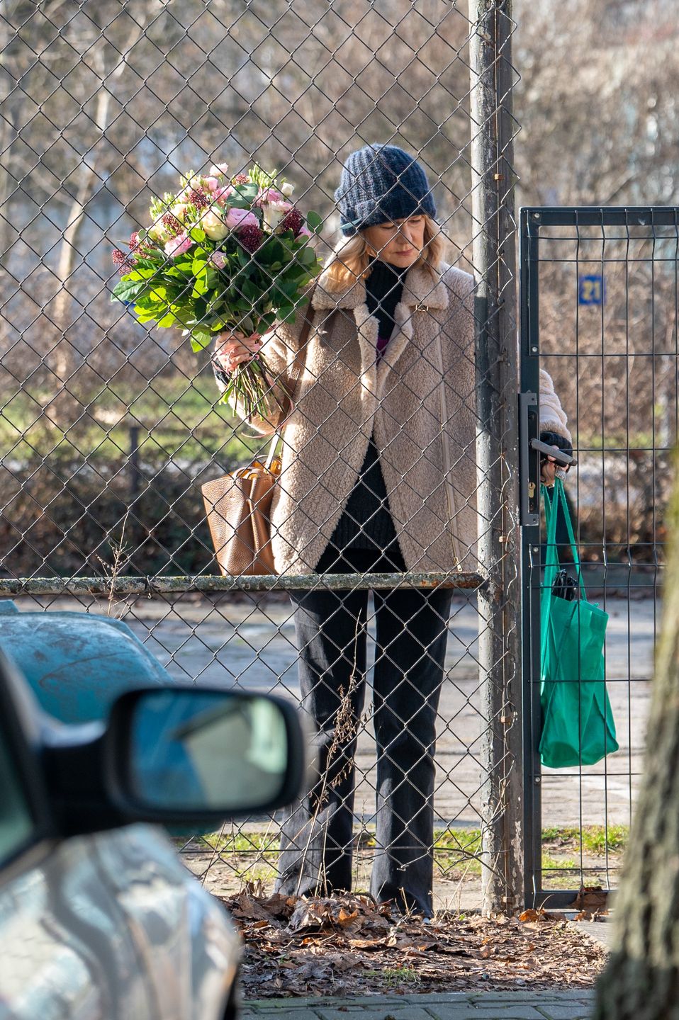 Grażyna Torbicka wręcza mamie kwiaty