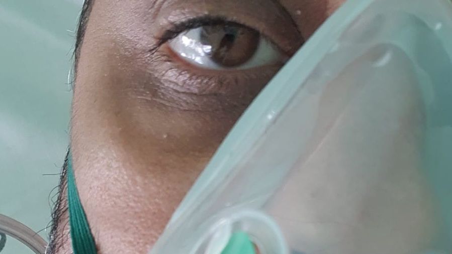 Koronawirus w Polsce. Konrad Imiela ze szpitala pisze do antycovidowców. "To już nie czas na wątpliwości"