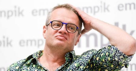 Marcin Meller niczym Profesor z "Domu z papieru". Fani serialu zachwyceni