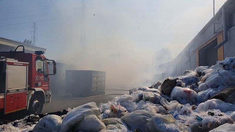 Pożar na terenie sortowni odpadów przy ul. Budowlanej w Lublinie