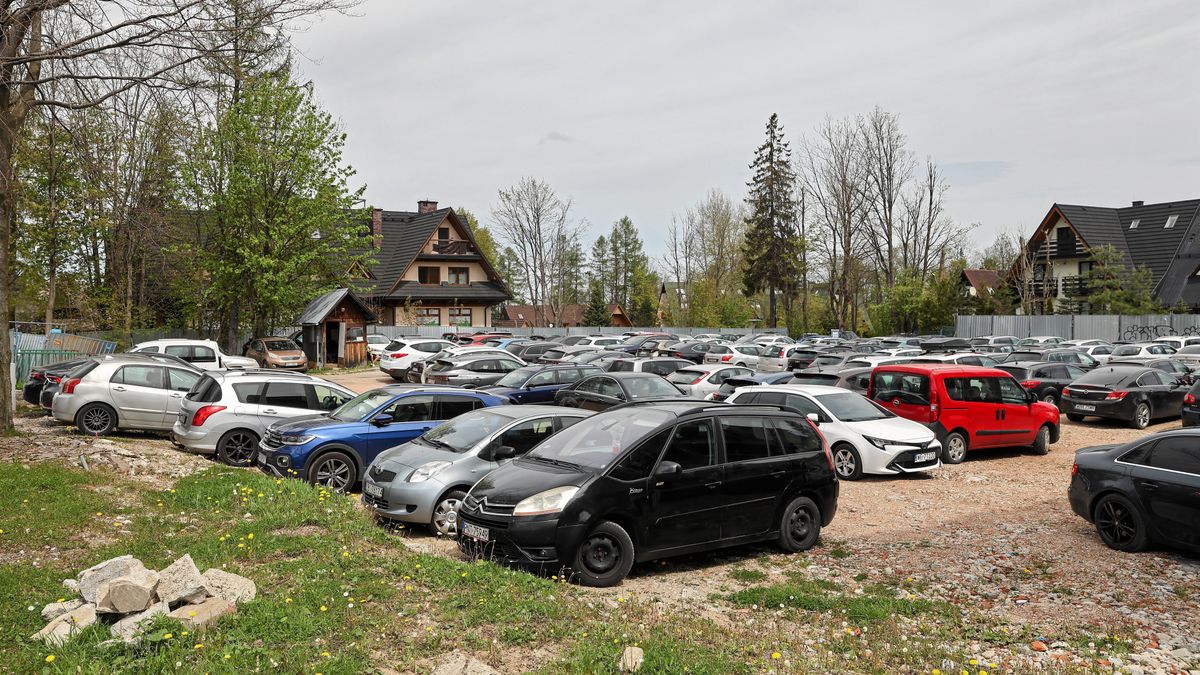 Pełne parkingi podczas weekendów w Zakopanem