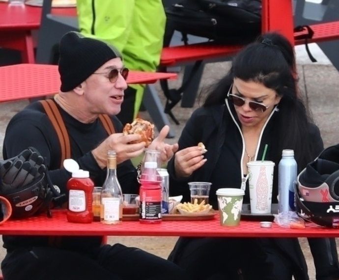 Jeff Bezos i Lauren Sanchez na nartach w Alpach