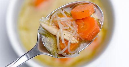 Dodaję do rosołu już na początku gotowania. Wydobywa głębię smaku i pomaga uzyskać krystaliczny wywar