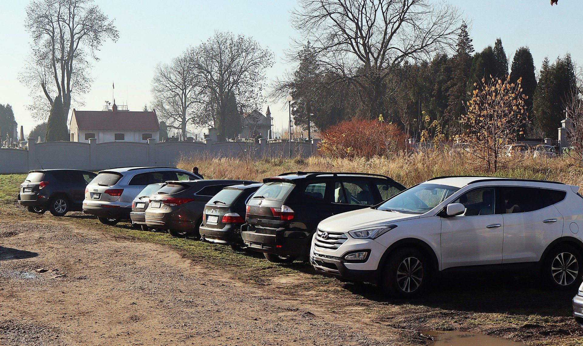 W dni handlowe na działce miejskiej, w pobliżu targowiska, kierowcy urządzają sobie parking