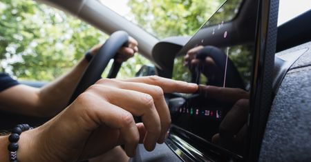 Holenderskie służby alarmują. Samochód może śledzić i nasłuchiwać