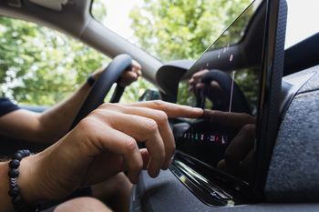 Samochód śledzi i nasłuchuje. Holenderskie służby ostrzegają przed szpiegostwem