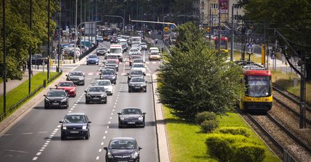 20 minut dojazdu do pracy jak obniżka pensji o jedną piątą? Są na to dowody