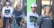 Zarośnięty Patrick Schwarzenegger z dziewczyną i matką na rowerach (ZDJĘCIA)