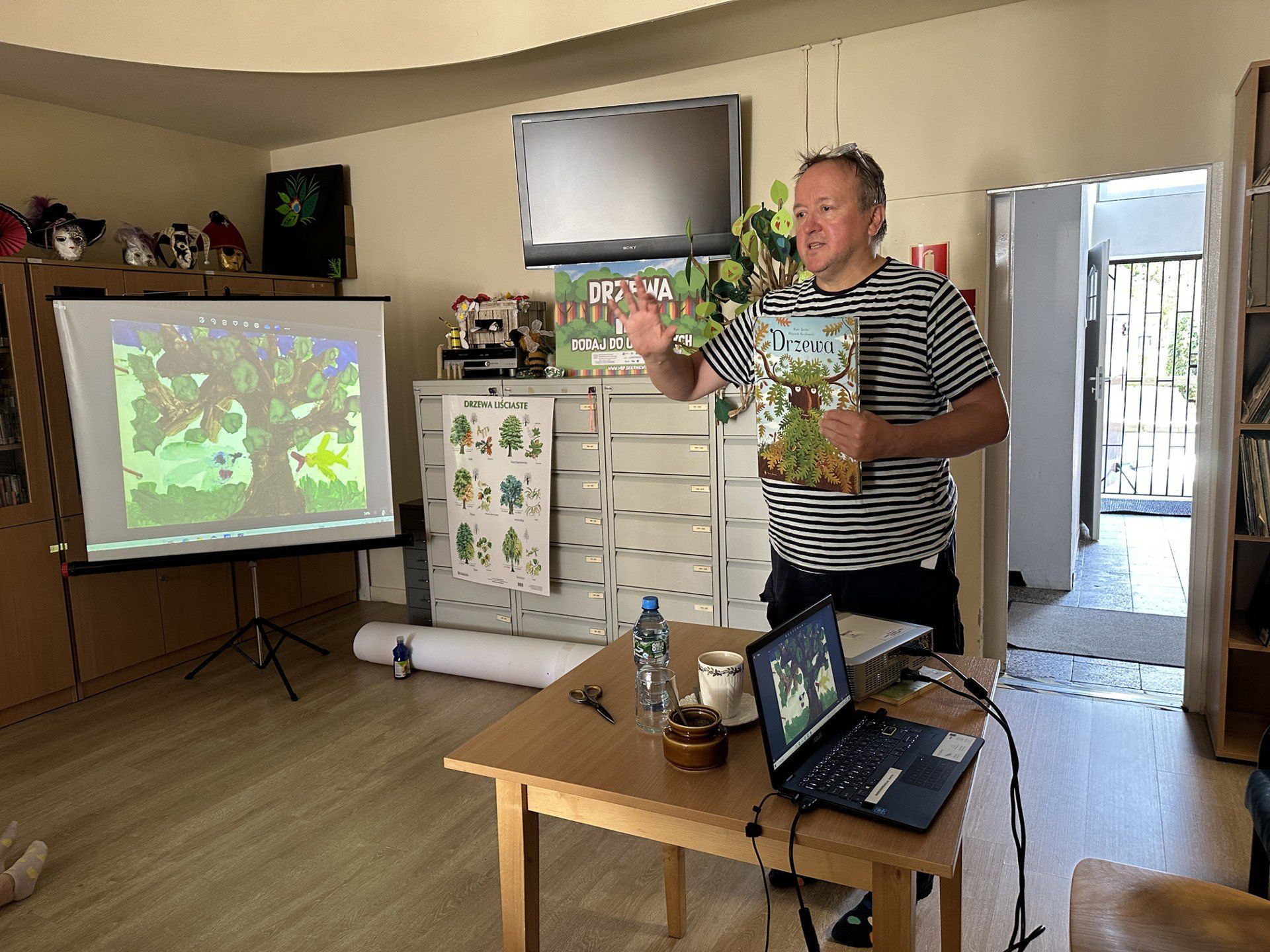 Piotr Socha, grafik i ilustrator w bibliotece w Skierniewicach opowiadał przedszkolakom o swej fascynacji drzewami