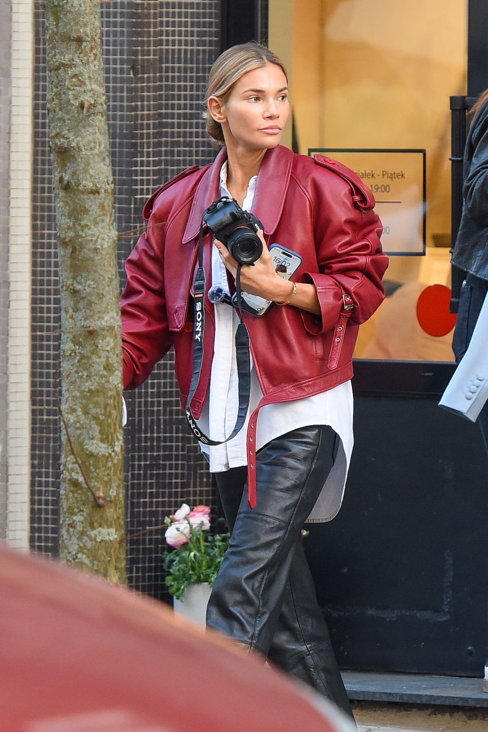 Maja Bohosiewicz robi zdjęcia przed swoim butikiem