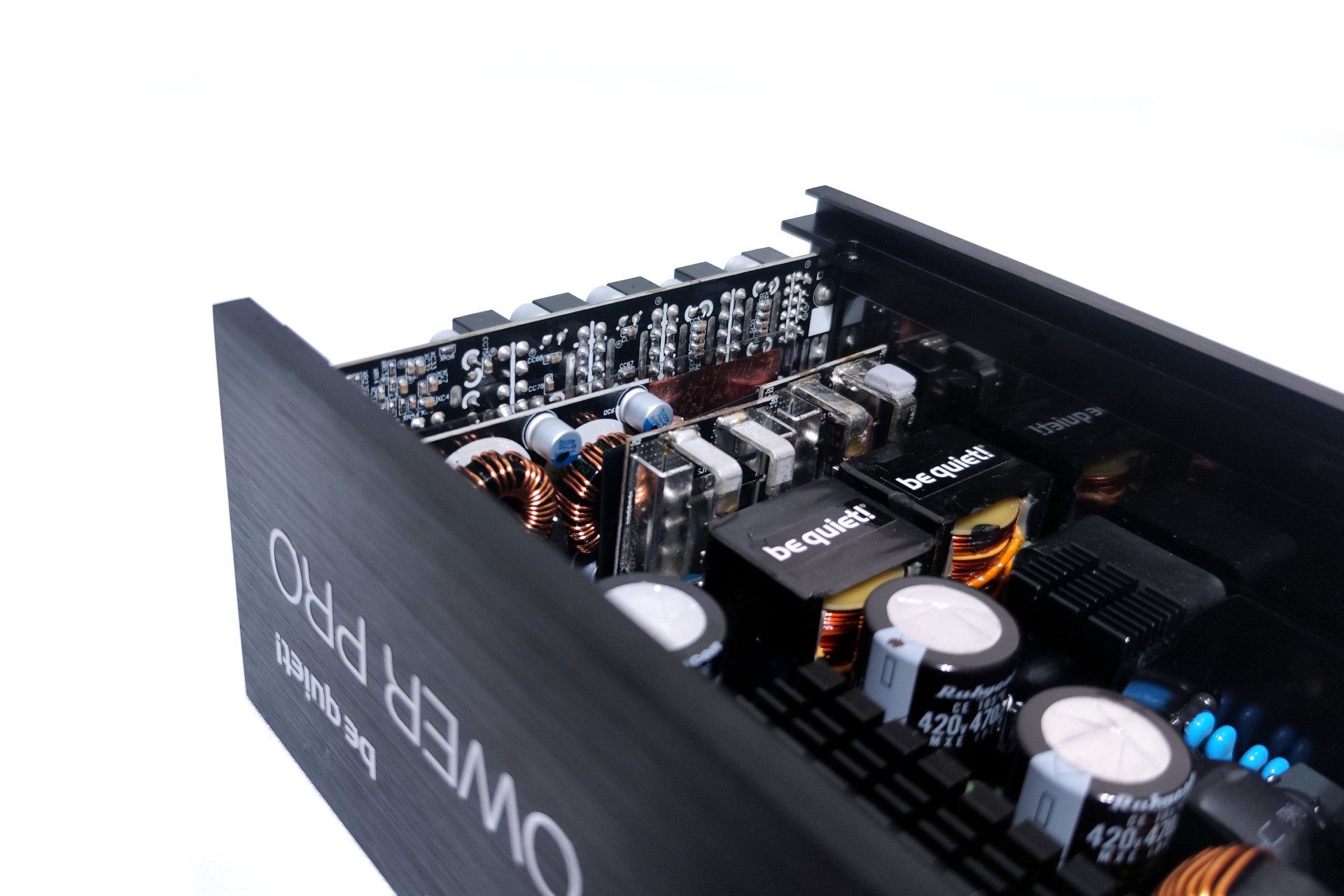 Wnętrze zasilacza be quiet! Dark Power Pro 14 IO 1300W