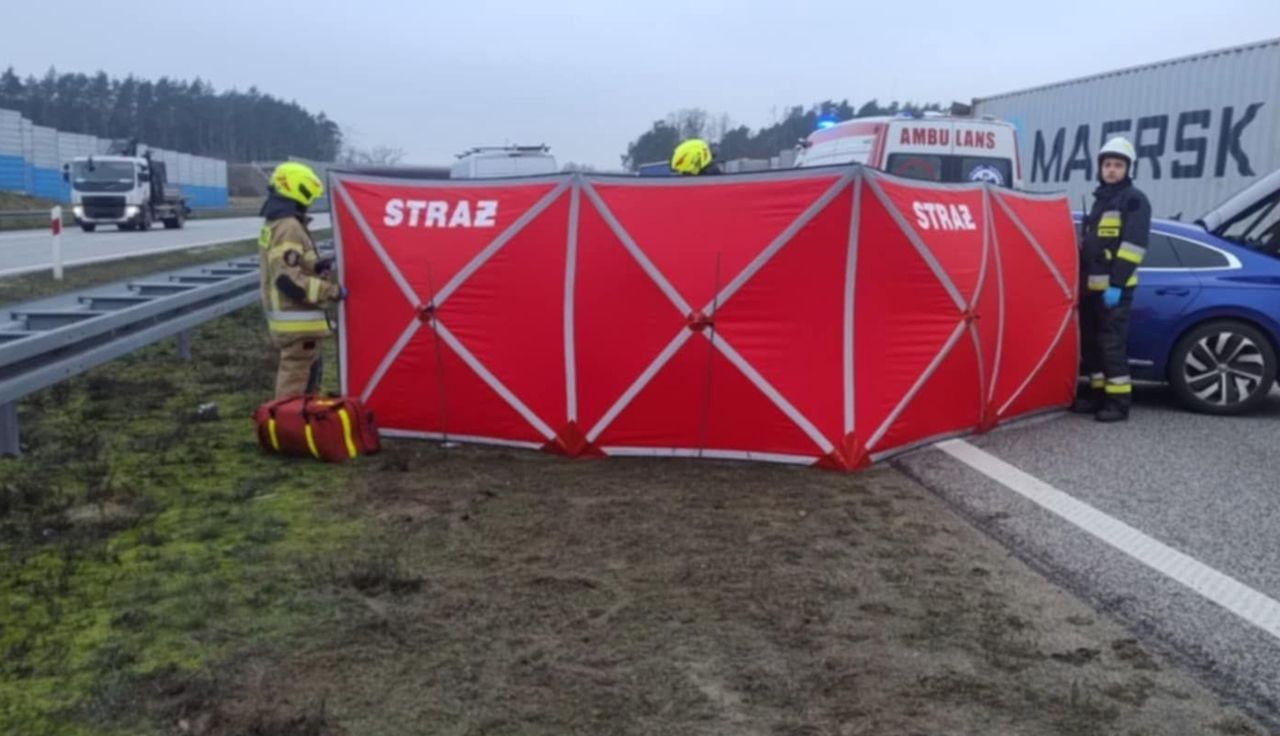 Tragedia na A2. Wyciągali go z auta. Mężczyzna zmarł