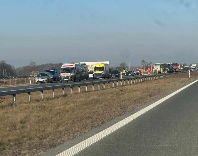 Zderzenie pojazdów i pożar dwóch samochodów. Kolejne utrudnienia w ruchu na S17 (wideo)