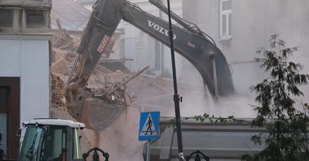 Po kamienicy przy ul. Bernardyńskiej pozostał tylko gruz. Trwa porządkowanie terenu, ulica wciąż zamknięta dla ruchu