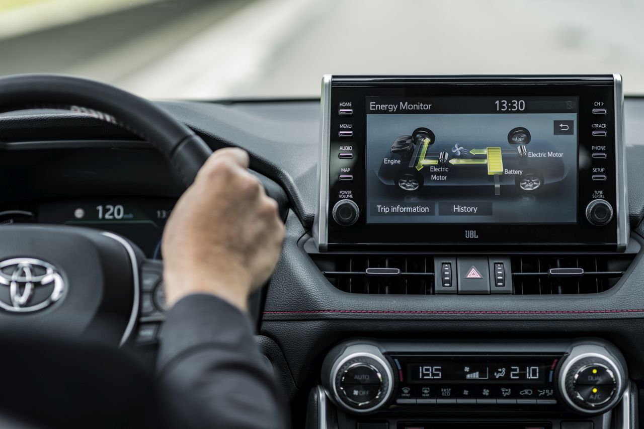 Nie ma mowy o bezradności. Gdy energii będzie już niewiele, auto zacznie działać jak zwykła hybryda