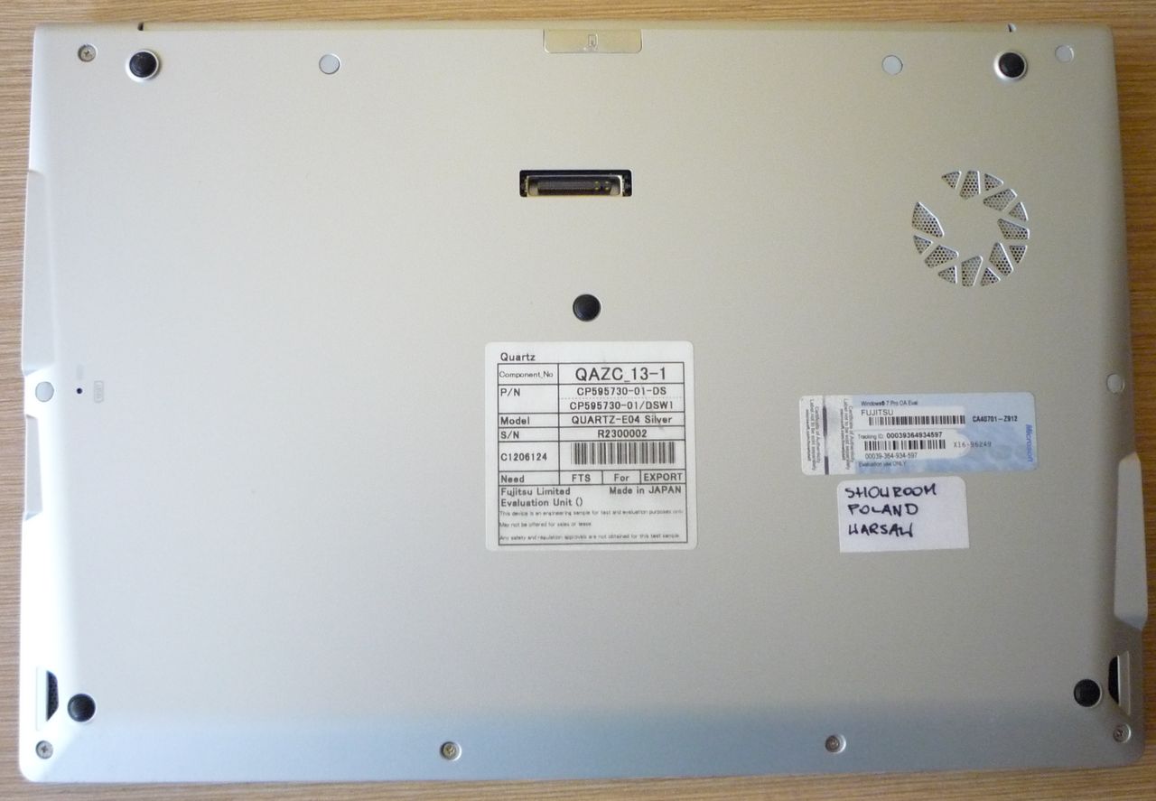 Fujitsu LifeBook U772 - spód (slot na kartę SIM, gniazdo stacji dokującej)