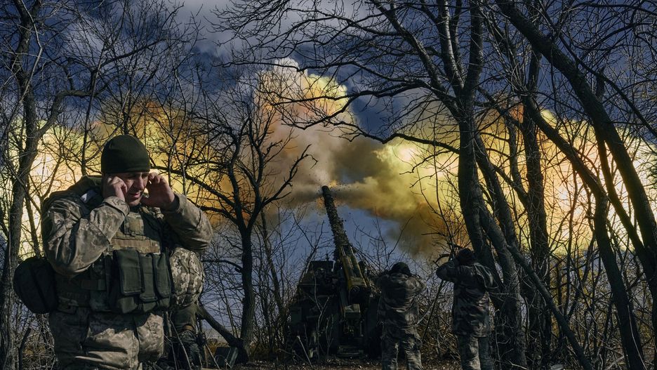 Wojna w Ukrainie rok 2023
FILE - Ukrainian soldiers fire a self-propelled howitzer towards Russian positions near Bakhmut, Donetsk region, Ukraine, Sunday, March 5, 2023. Europe?s biggest armed conflict since World War II is poised to enter a key new phase in the coming weeks. With no suggestion of a negotiated end to the 13 months of fighting between Russia and Ukraine, a counteroffensive by Kyiv?s troops is in the cards. (AP Photo/Libkos, File)
LIBKOS
