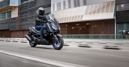 Yamaha nadal dodaje za darmo kufer do skutera XMax 125