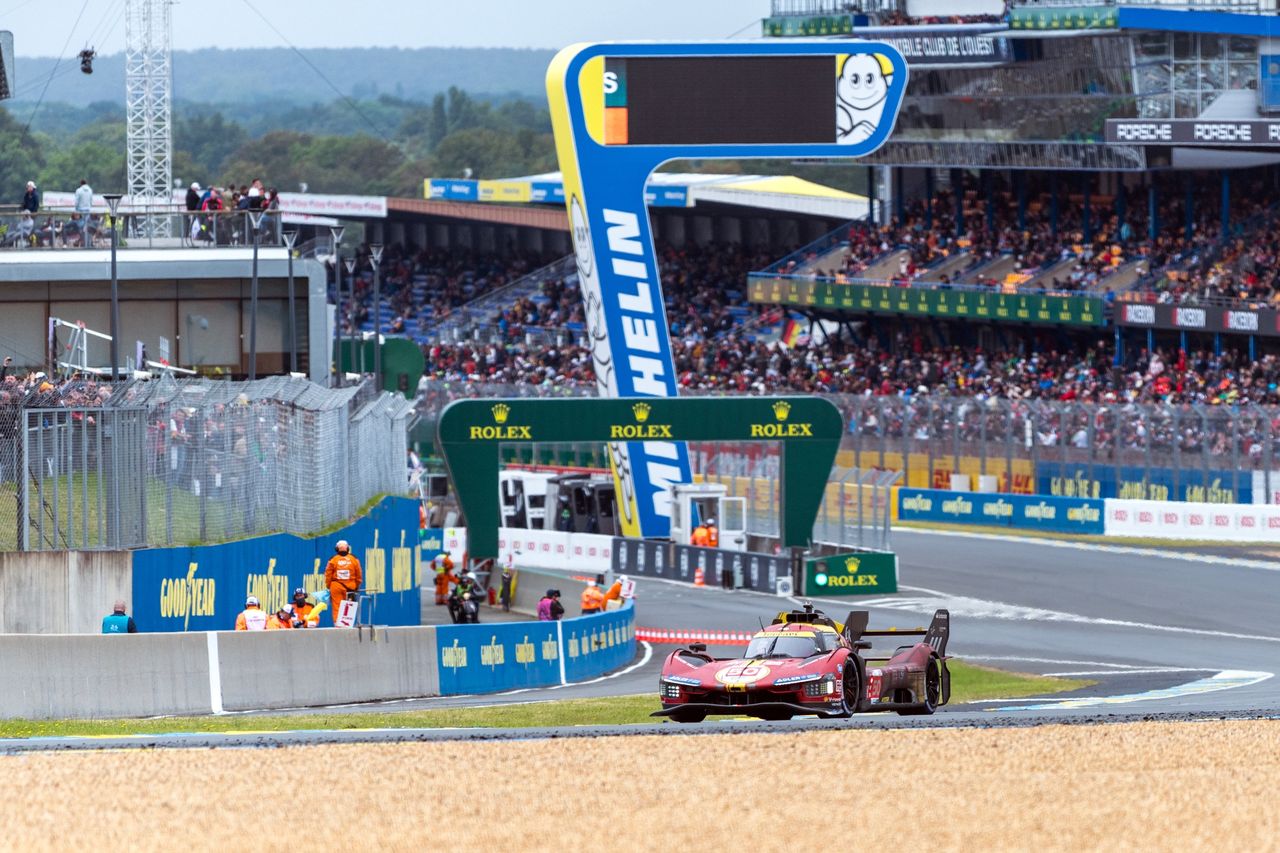 Świetny wynik Polaków w niesamowitym wyścigu 24h Le Mans. Zwycięża Ferrari