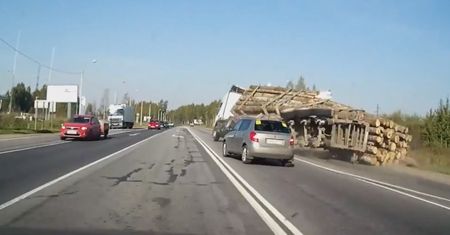 Jak Fabią wywrócić ciężarówkę z drewnem?
