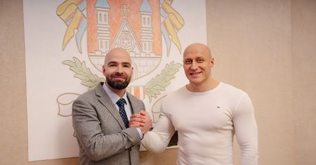 Złoto w Lakitelek! Hubert Bąbrych z Płocka mistrzem w wyciskaniu sztangi