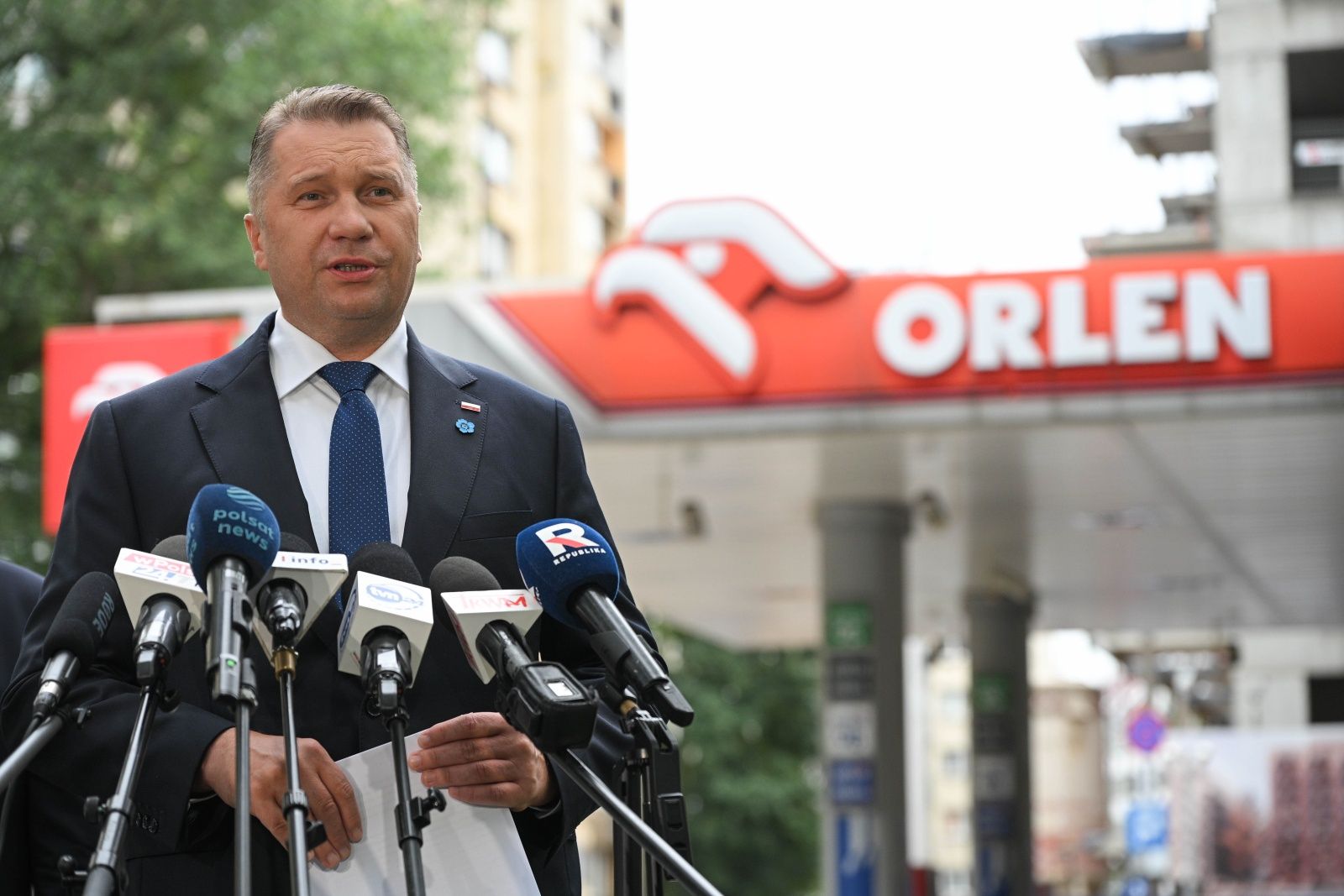 Czarnek obiecuje obniżki VAT i akcyzy – Czy Polacy unikną podwyżek cen paliw?