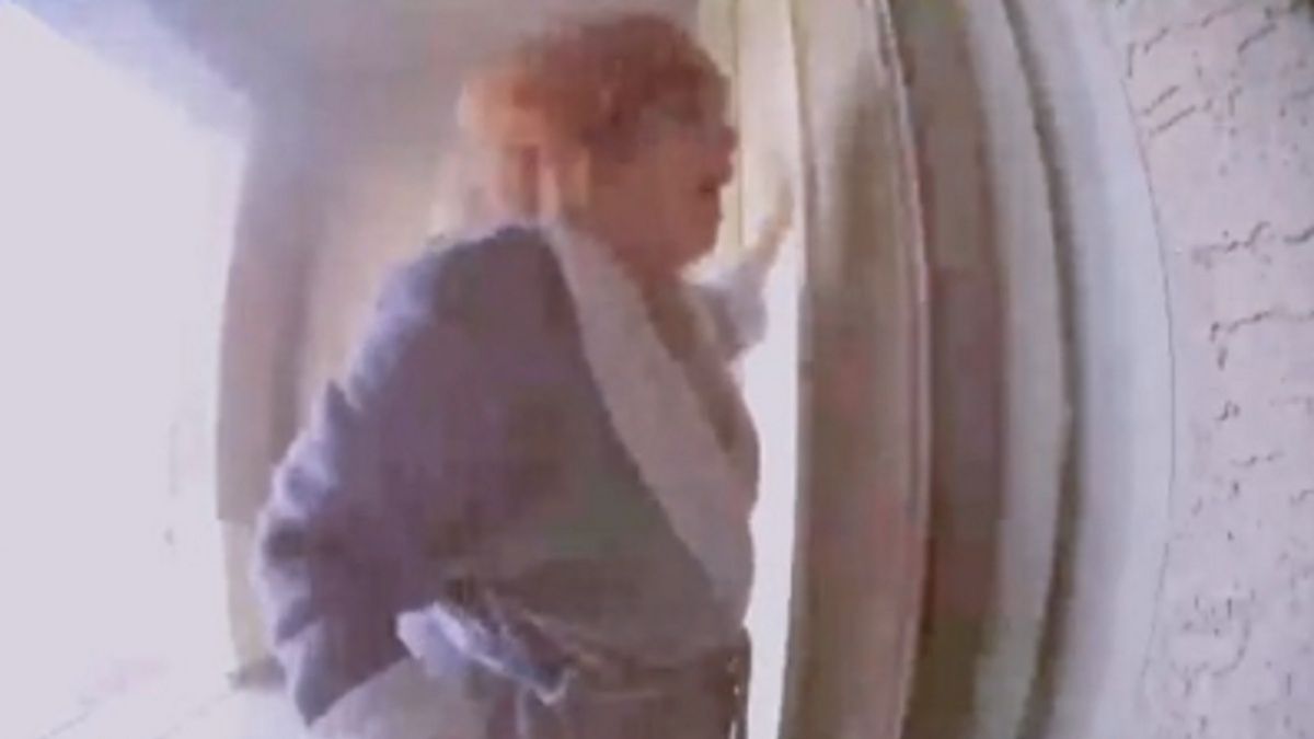 Kamera w dzwonku nagrała sąsiadkę