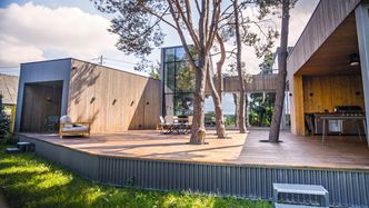 Dom idealny? Bryła w kształcie litery C i taras z widokiem, dla którego podnieśli posadzki